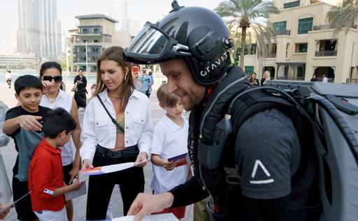 دعوات طائرة ... هكذا دعى أجمل مبنى في العالم زواره في دبي  فيديو 