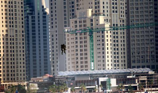 دعوات طائرة ... هكذا دعى أجمل مبنى في العالم زواره في دبي  فيديو 