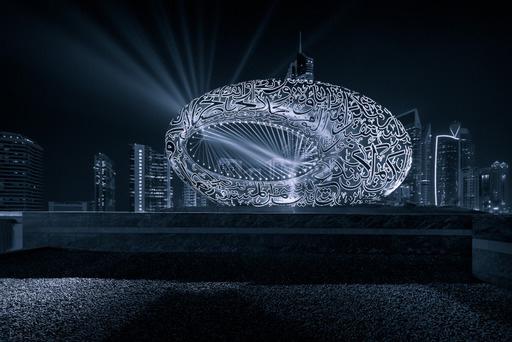 دعوات طائرة ... هكذا دعى أجمل مبنى في العالم زواره في دبي  فيديو 