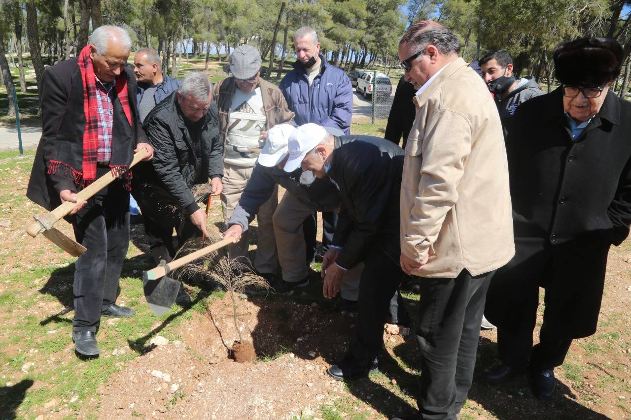 الامانة وهيئة رواد الحركة الرياضية والشبابية تنفذان حملة زراعة اشجار في متنزه غمدان