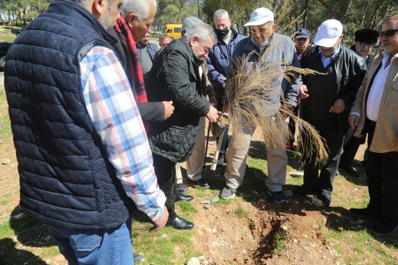 الامانة وهيئة رواد الحركة الرياضية والشبابية تنفذان حملة زراعة اشجار في متنزه غمدان