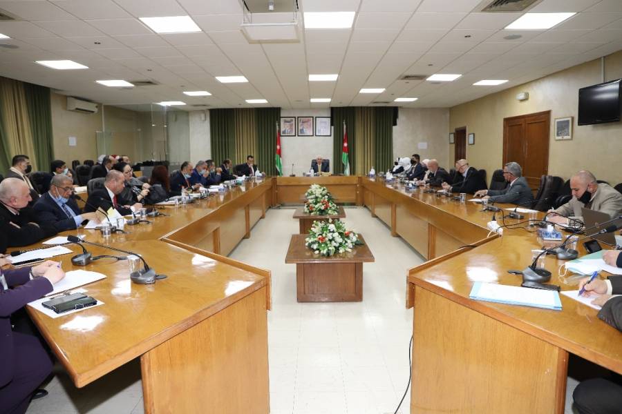 عويس أن الوزارة وهي تسعى لعملية التطوير والإصلاح تضع نصب عينيها تنفيذ التوجيهات الملكية