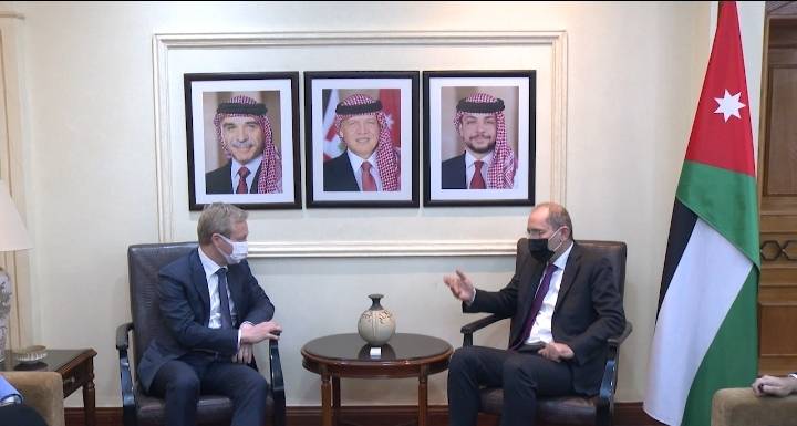 الصفدي يلتقي ممثل الاتحاد الأوروبي لعملية السلام في المنطقة