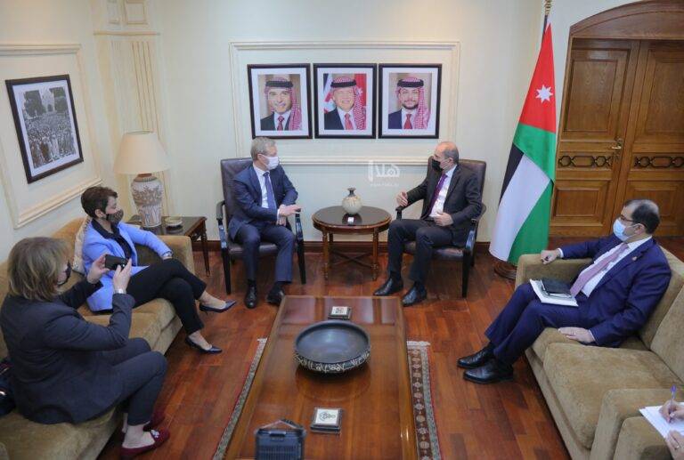 الصفدي يلتقي ممثل الاتحاد الأوروبي لعملية السلام في المنطقة