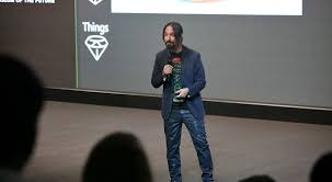 نائب رئيس مايكروسوفت يستعرض في متحف المستقبل قوة وتأثير التكنولوجيا على تجاوز قيود الزمن والمكان