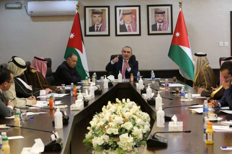 الحكومة: دول أبدت رغبتها في دعم “الناقل الوطني”