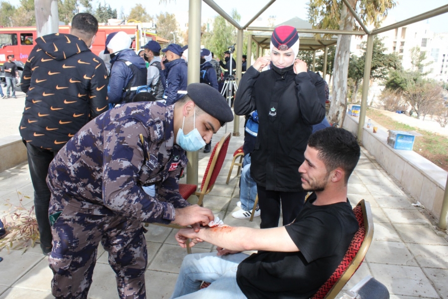 البلقاء التطبيقية تشارك مديرية الأمن العام الاحتفال باليوم العالمي للدفاع المدني