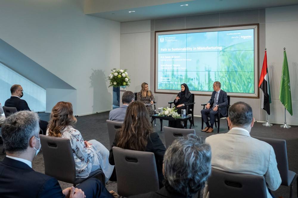  وزارة الصناعة والتكنولوجيا المتقدمة تستعرض مع شنايدر إلكتريك حلول تنافسية ومستدامة للقطاع الصناعي الإماراتي