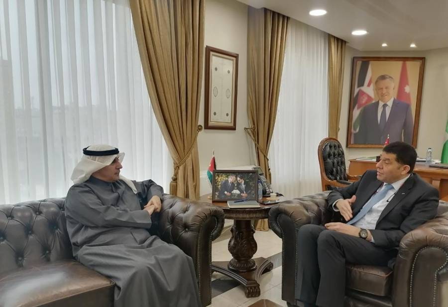 السفير الكويتي يزور وزارة العمل