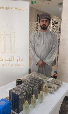 إشادة بالتنظيم والتسهيلات المقدمة للعارضين وإقبال جماهيري منقطع النظير  على منتجات العطور والملابس والمجوهرات المعروضة فيه