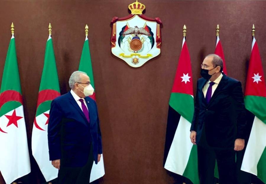 وزير الخارجية يجري مباحثات مع نظيره الجزائري