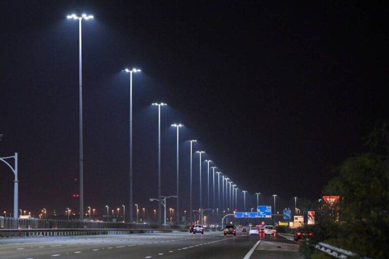 الطاقة: تزويد البلديات بوحدات إنارة يمكن ربطها بالإنترنت مستقبلاً
