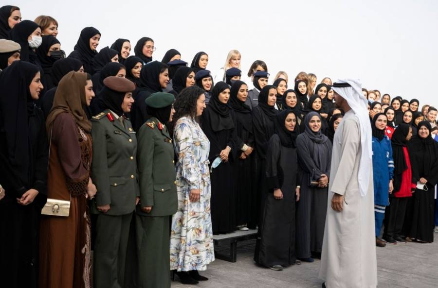 محمد بن زايد: المرأة قادرة على مواجهة التحديات ومواصلة البناء