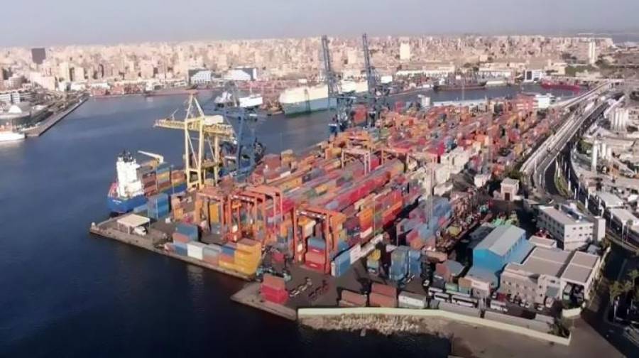 إنقاذ طاقم سفينة لبنانية قبل غرقها بالقرب من ميناء الإسكندرية