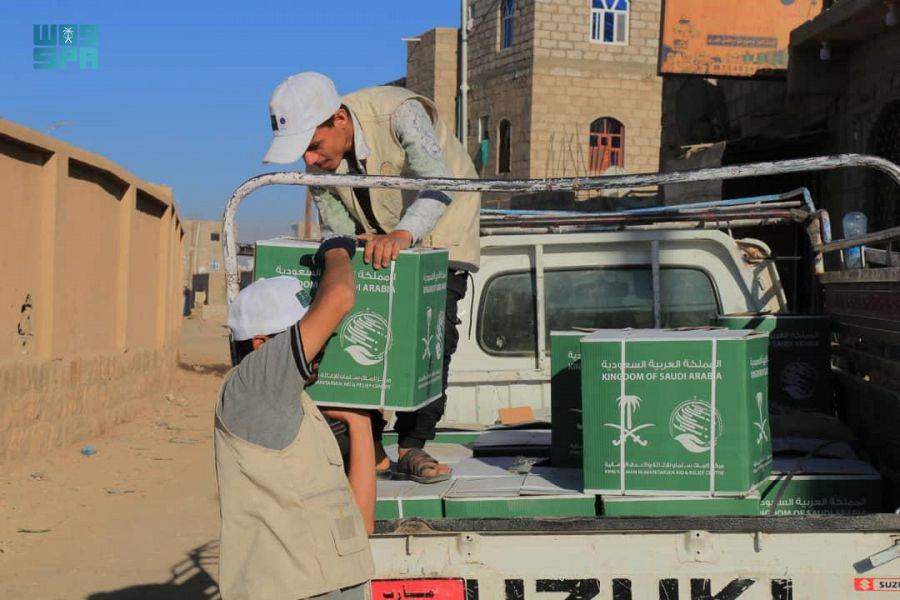 مركز الملك سلمان للإغاثة يوزع أكثر من 27 طنًا من السلال الغذائية في محافظة مأرب