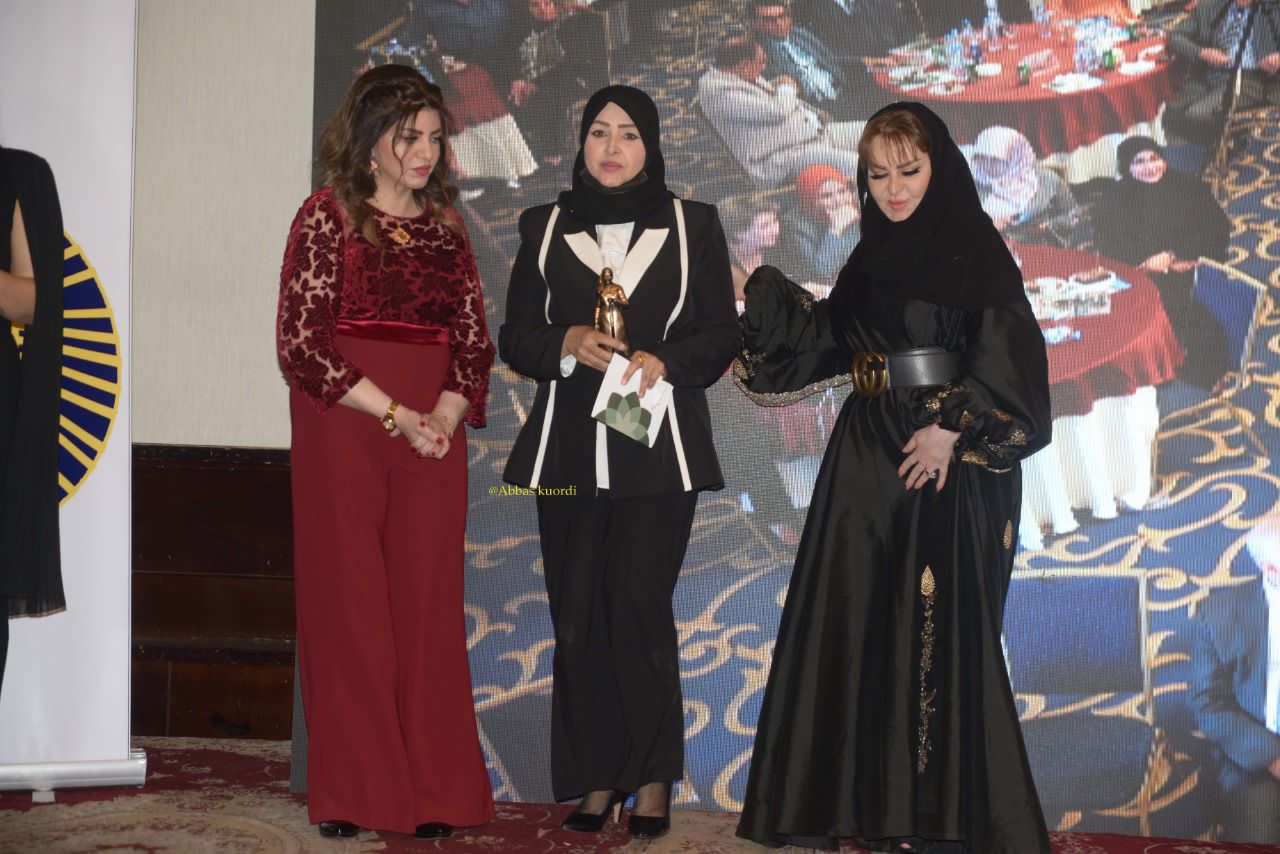 الإعلامية عًواطف الثنيان تفوز بجائزة أطوار  بهجت ٢٠٢٢