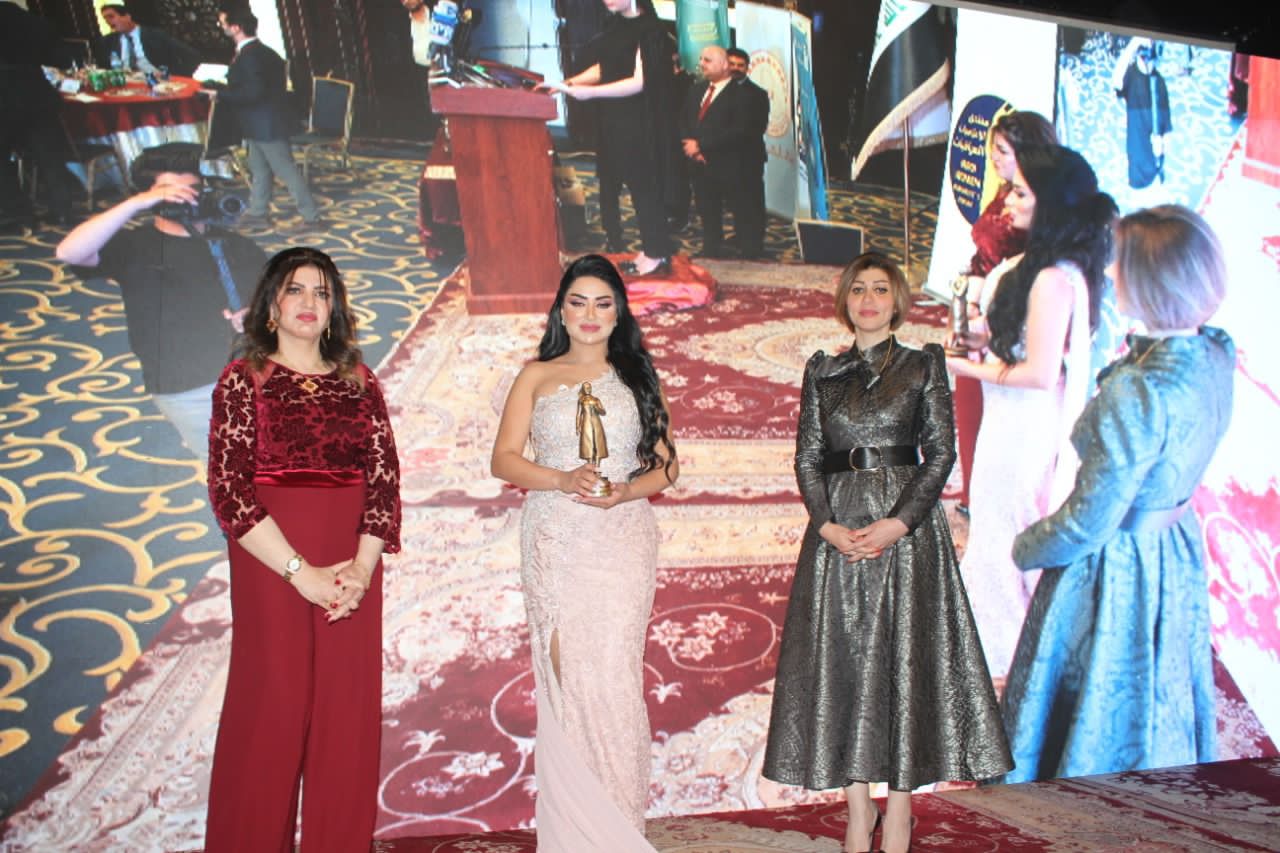 الإعلامية عًواطف الثنيان تفوز بجائزة أطوار  بهجت ٢٠٢٢