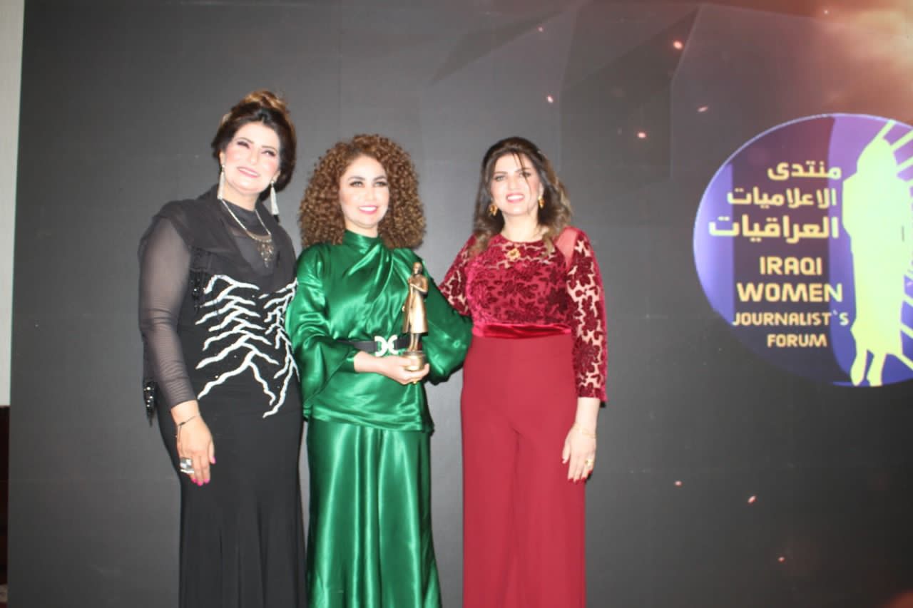 الإعلامية عًواطف الثنيان تفوز بجائزة أطوار  بهجت ٢٠٢٢