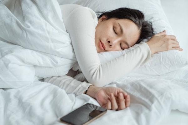 دراسة.. للنوم في الضوء مخاطر متعددة لا تخطر على البال