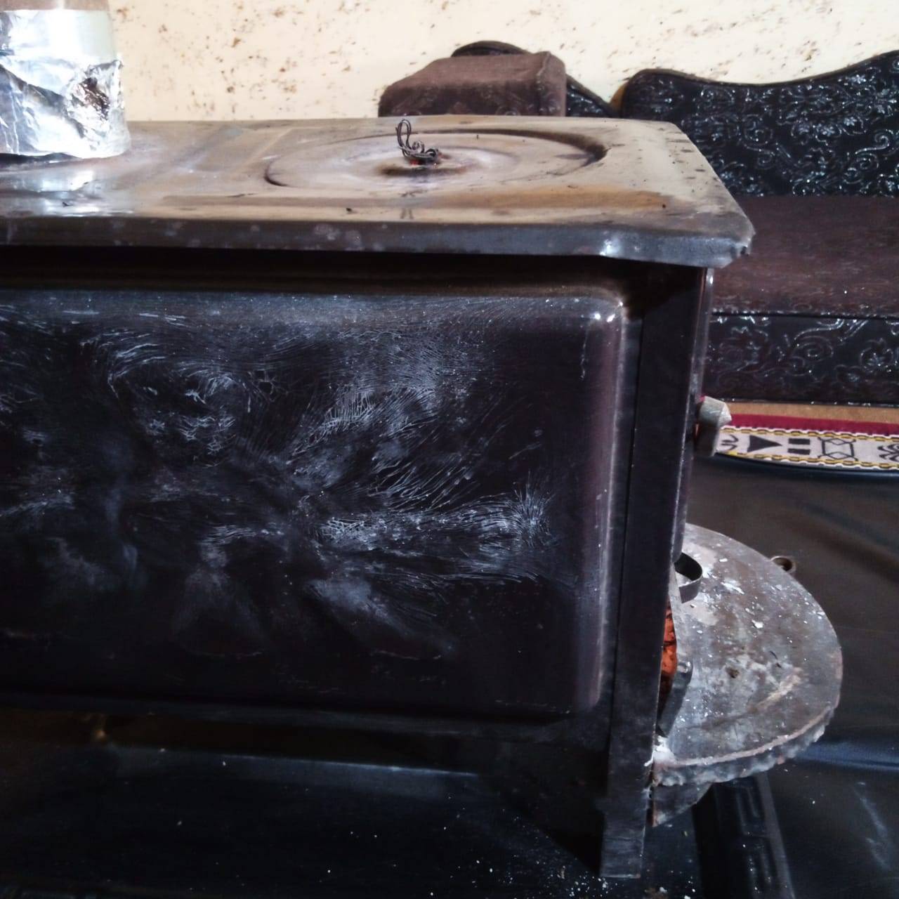 يسرى أبو عنيز تكتب : ارتفاع تكاليف الحياة وبرودة الطقس المواطن الأردني يلجأ للتحطيب