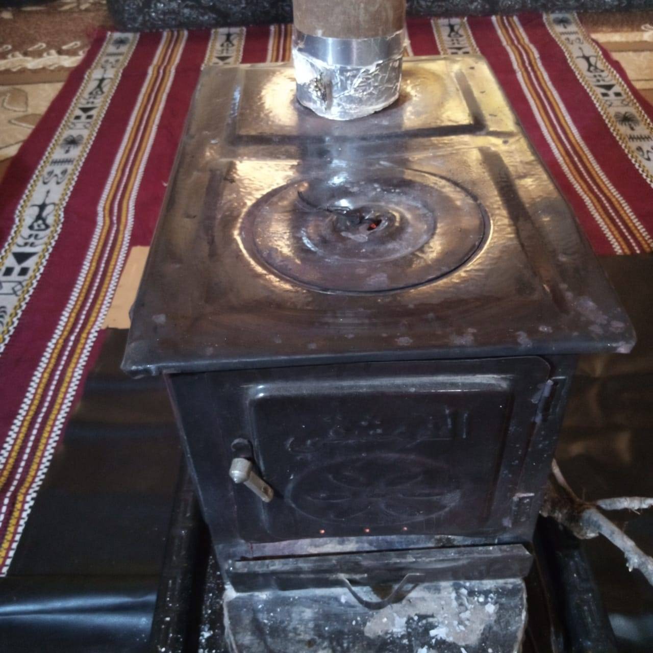 يسرى أبو عنيز تكتب : ارتفاع تكاليف الحياة وبرودة الطقس المواطن الأردني يلجأ للتحطيب