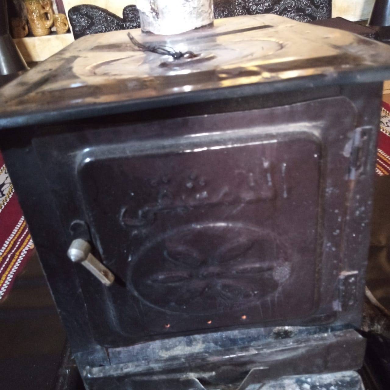 يسرى أبو عنيز تكتب : ارتفاع تكاليف الحياة وبرودة الطقس المواطن الأردني يلجأ للتحطيب