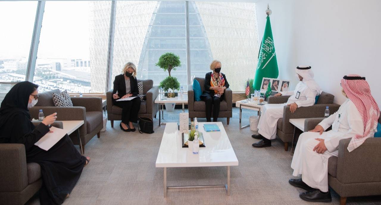 القائم بالأعمال الأمريكية تطلع على مستقبل الخدمات الصحية السعودية