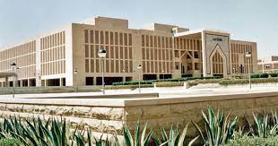 رئيس جامعة الإمام يكرّم الطلاب والطالبات الحائزين على جائزة التميز