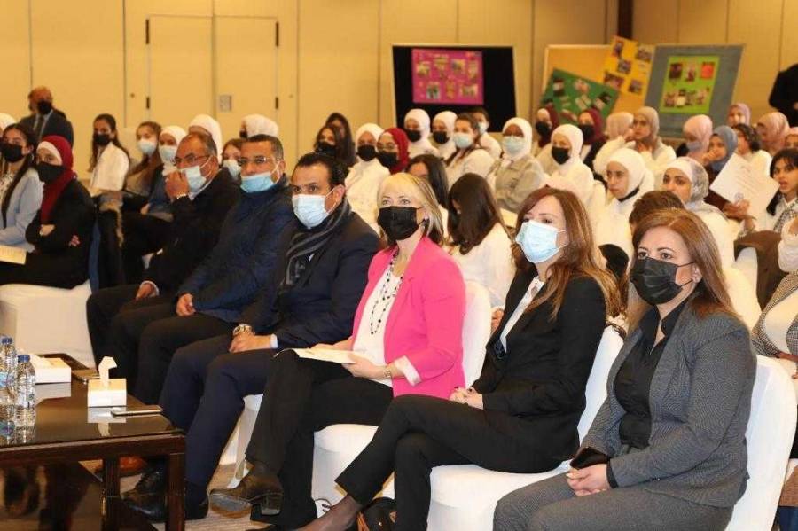 تخريج 140 طالباً وطالبة من برنامج يعنى باللغة الإنجليزية