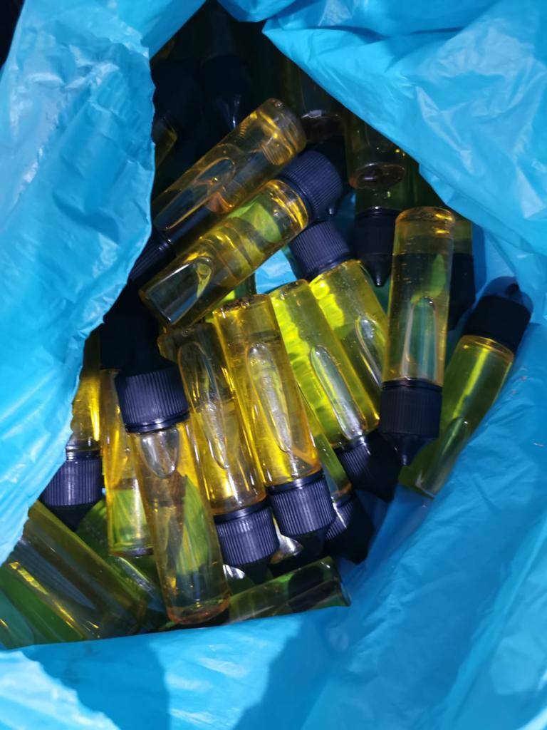 الجمارك  تضبط معمل لصناعة  نكهات السجائر الفاسدة