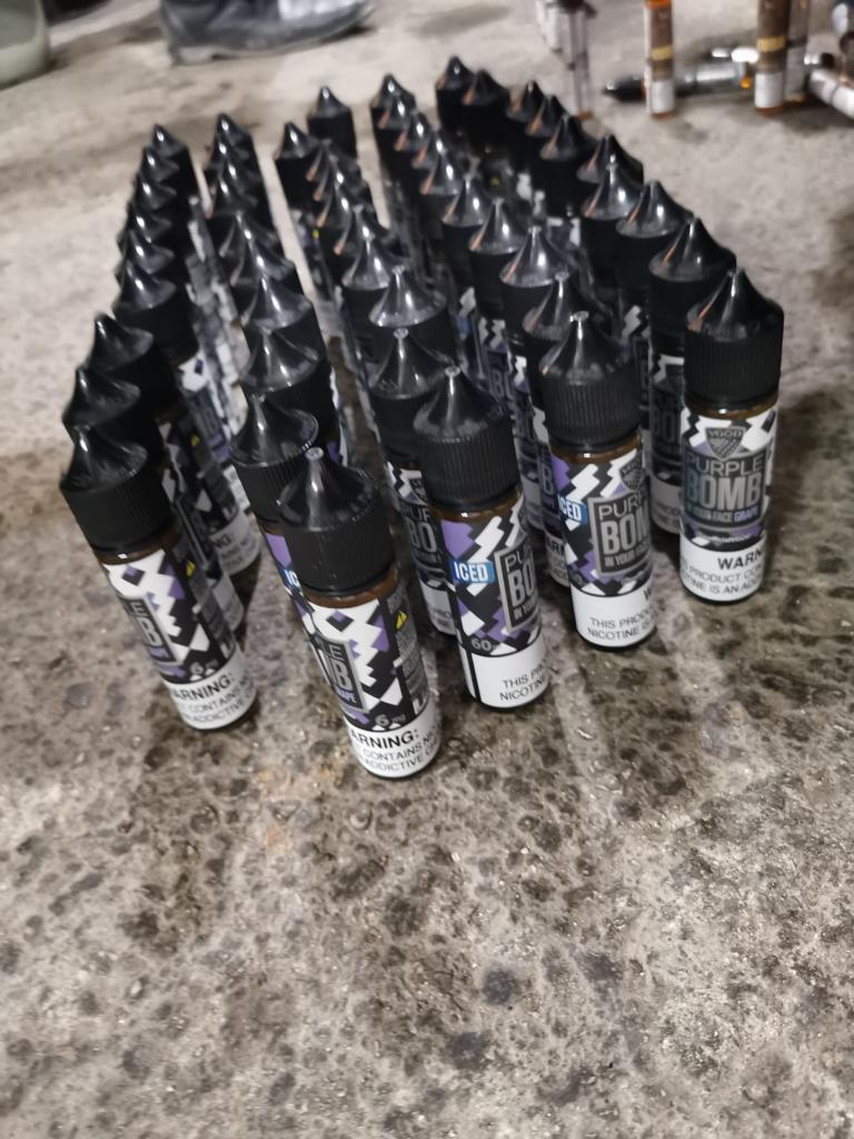 الجمارك  تضبط معمل لصناعة  نكهات السجائر الفاسدة