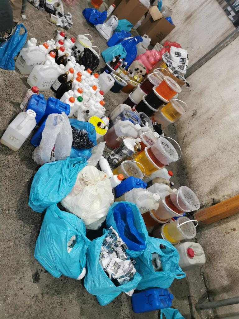 الجمارك  تضبط معمل لصناعة  نكهات السجائر الفاسدة