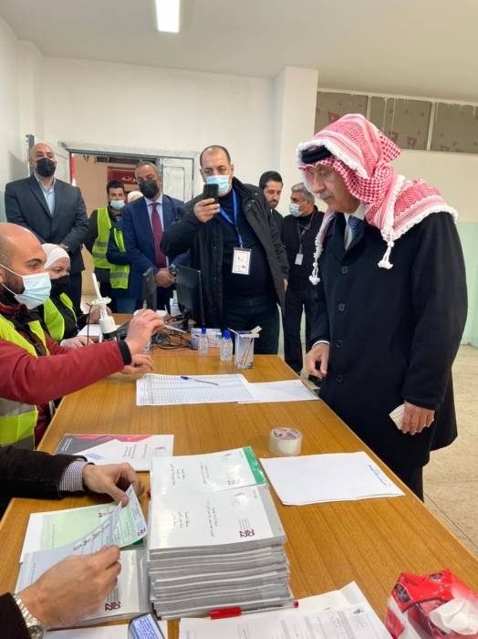 كريشان يدلي بصوته في الانتخابات ويدعو الناخبين إلى اعتبار هذا اليوم هو يوم الوفاء للوطن ومسيرته الديمقراطية_ صور