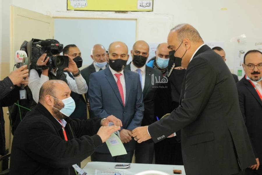 الخصاونة يدلي بصوته في الانتخابات بالعاصمه عمان _صور