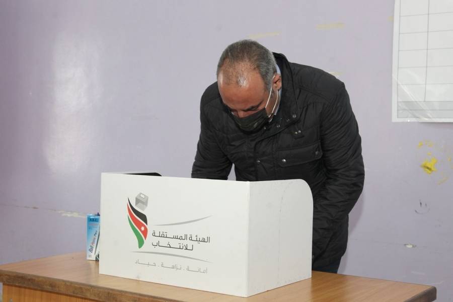 الشواربة يدلي بصوته لانتخابات مجلسي المحافظة وامانة