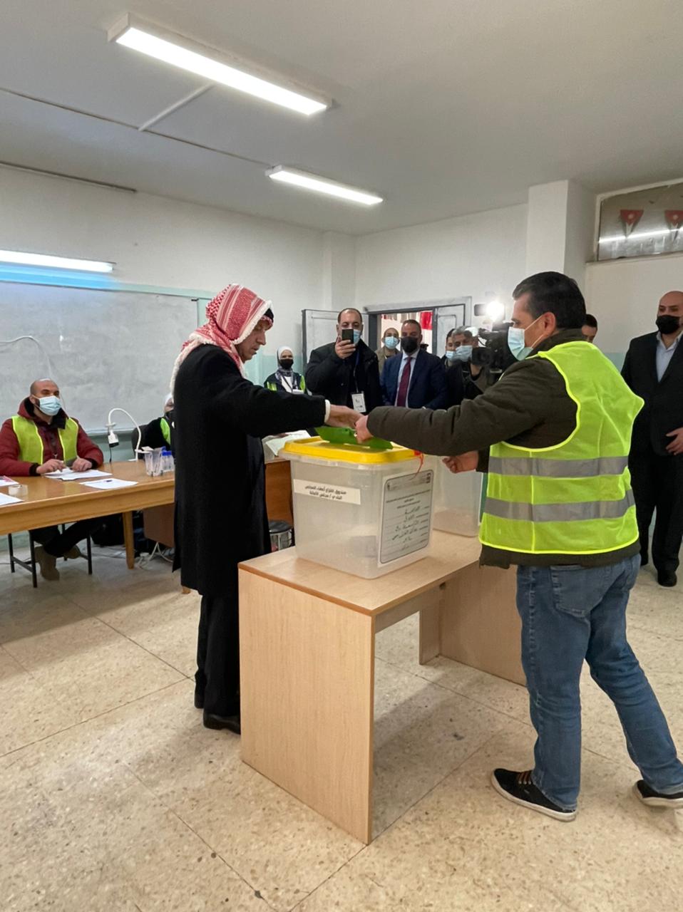 كريشان يدلي بصوته في الانتخابات ويدعو الناخبين إلى اعتبار هذا اليوم هو يوم الوفاء للوطن ومسيرته الديمقراطية صور