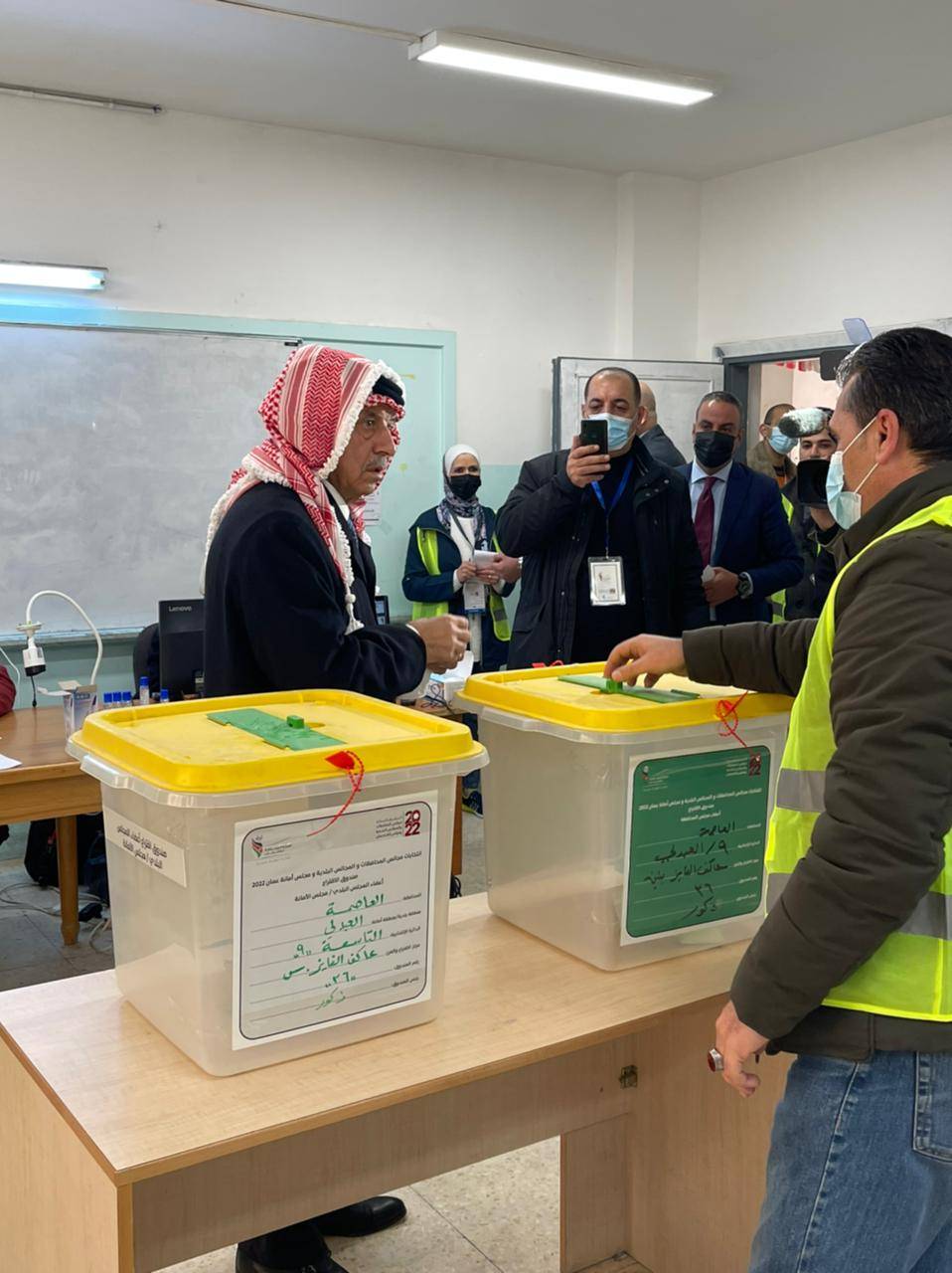 كريشان يدلي بصوته في الانتخابات ويدعو الناخبين إلى اعتبار هذا اليوم هو يوم الوفاء للوطن ومسيرته الديمقراطية صور