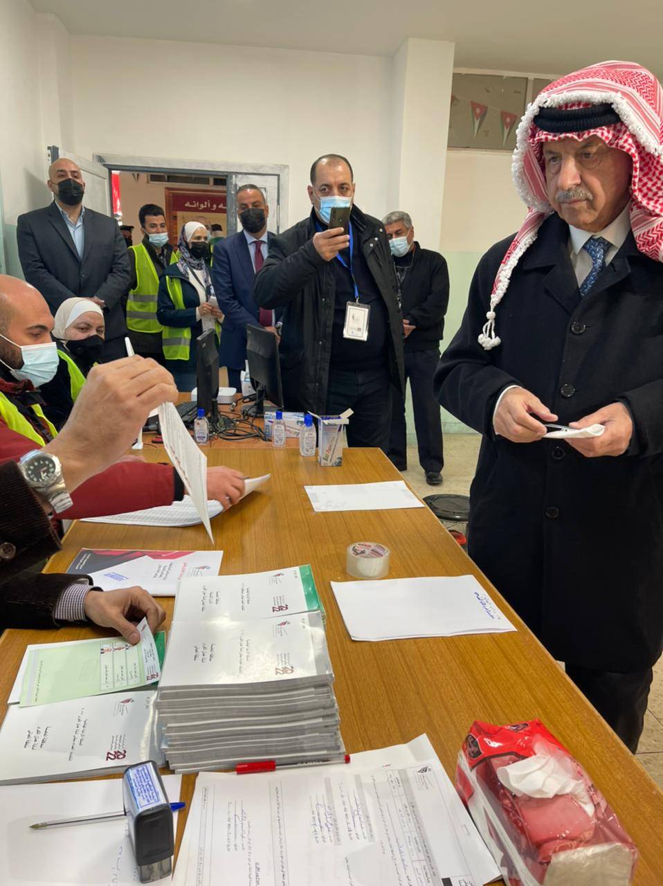 كريشان يدلي بصوته في الانتخابات ويدعو الناخبين إلى اعتبار هذا اليوم هو يوم الوفاء للوطن ومسيرته الديمقراطية صور