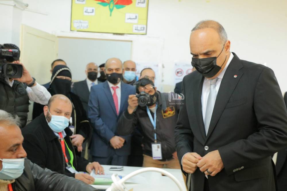 الخصاونة يدلي بصوته في الانتخابات بالعاصمه عمان صور