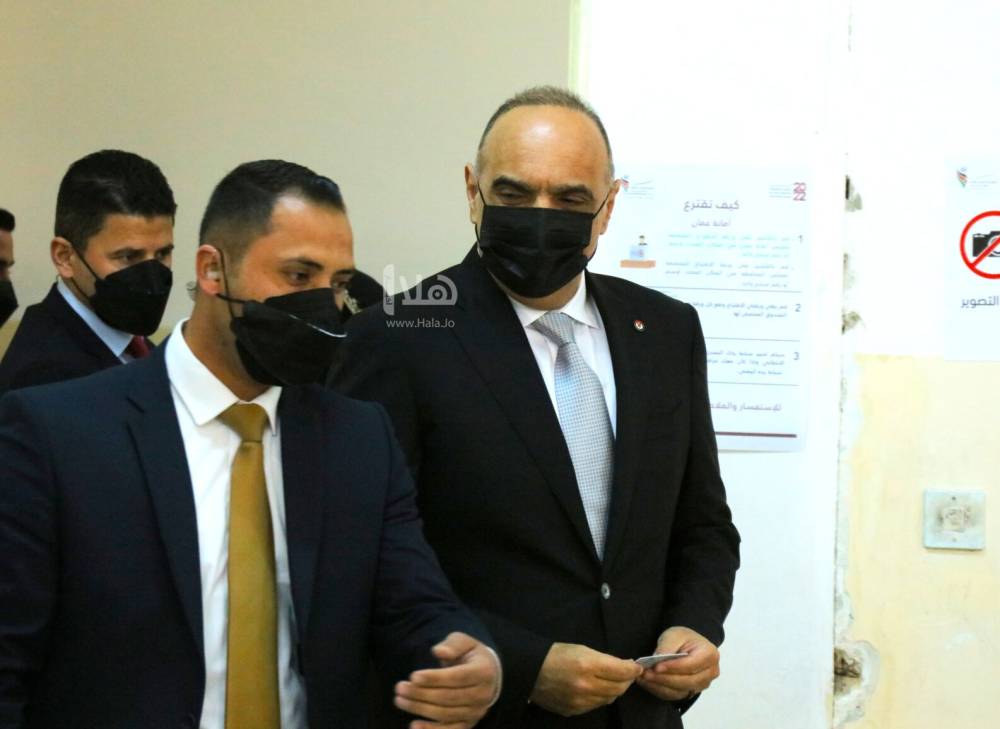 الخصاونة يدلي بصوته في الانتخابات بالعاصمه عمان صور