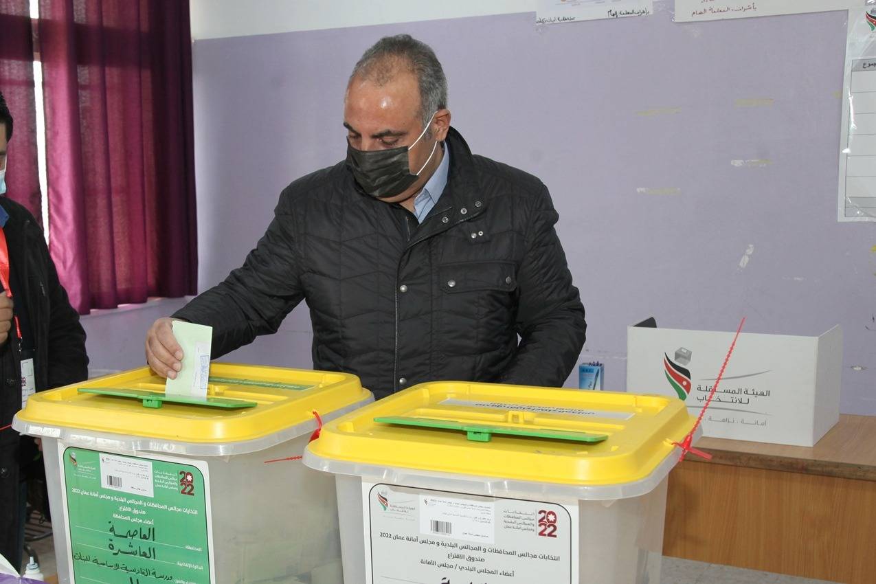 الشواربة يدلي بصوته لانتخابات مجلسي المحافظة وامانة 