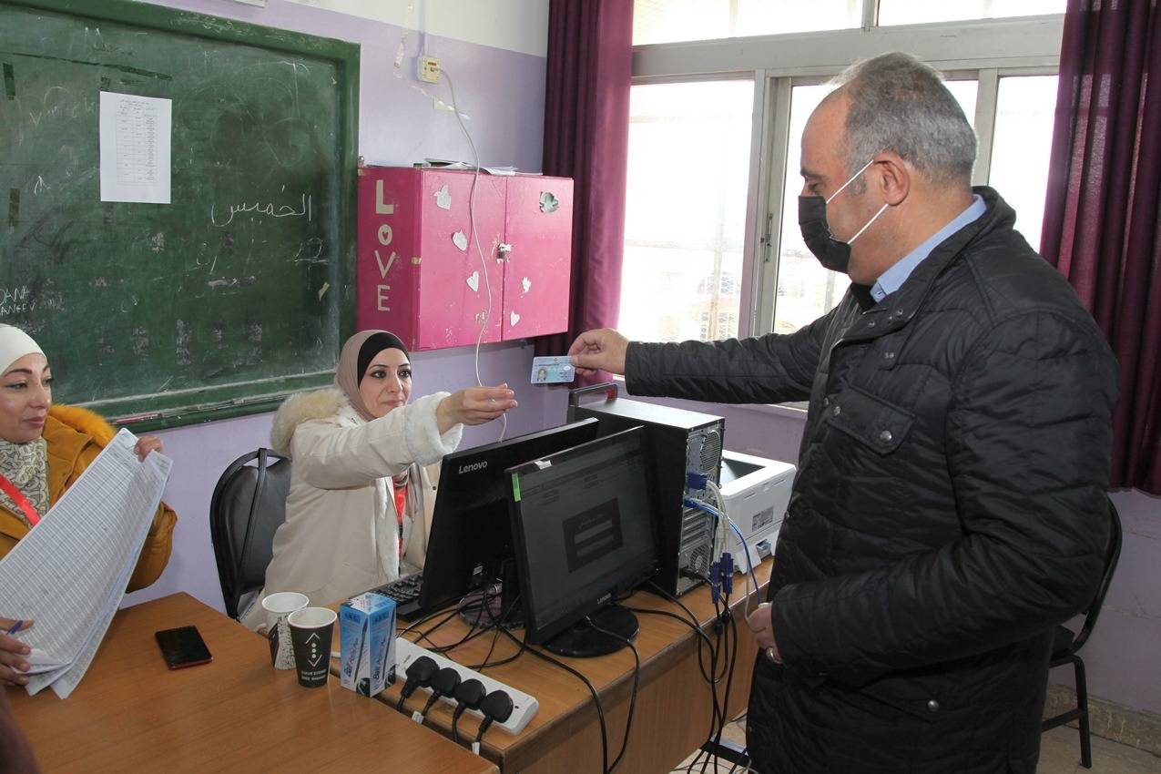 الشواربة يدلي بصوته لانتخابات مجلسي المحافظة وامانة 