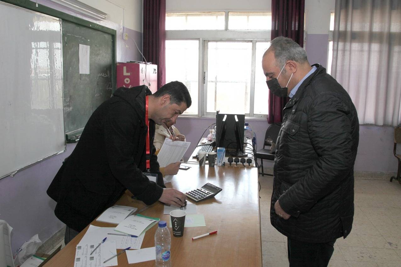 الشواربة يدلي بصوته لانتخابات مجلسي المحافظة وامانة 