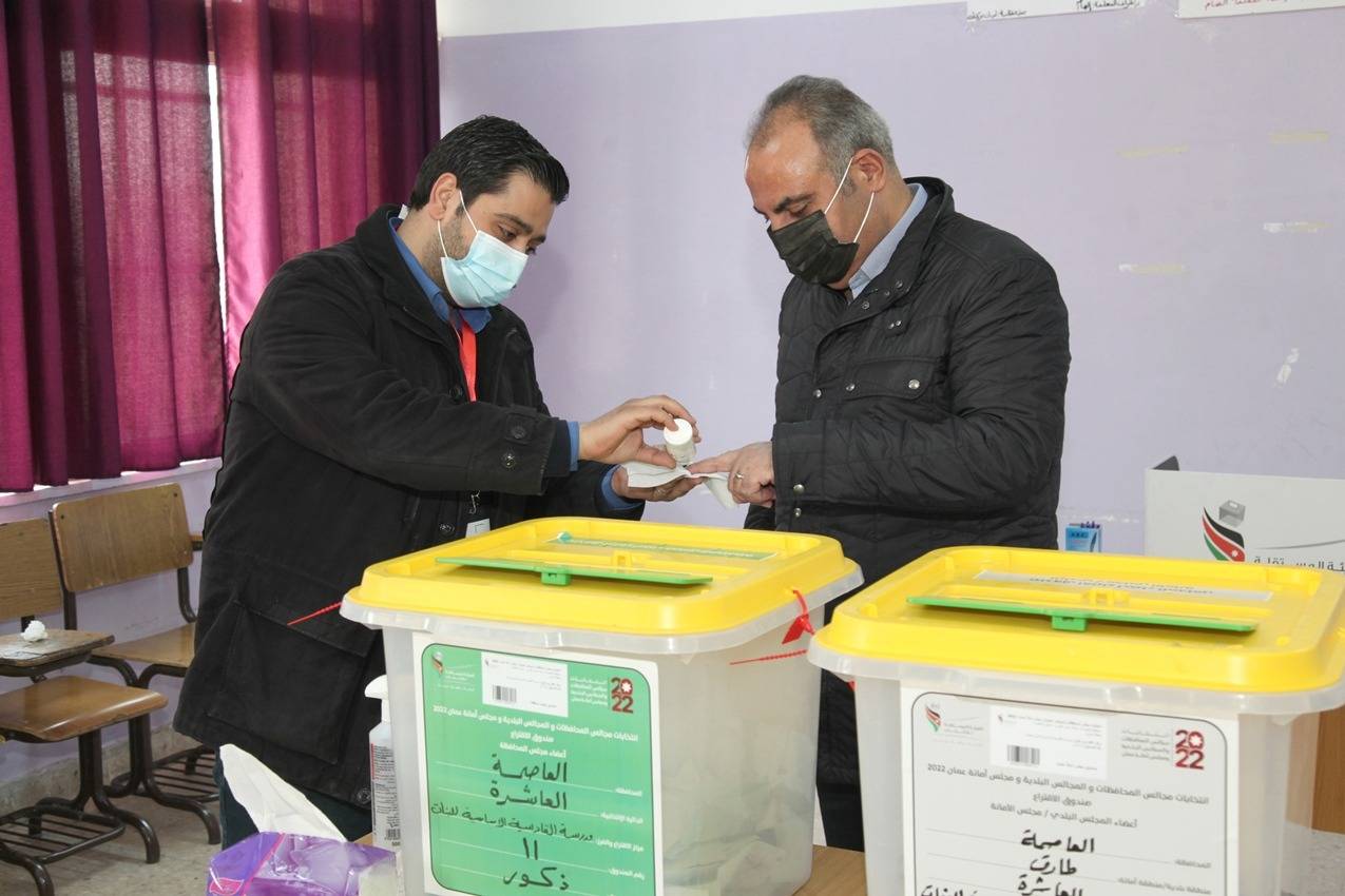 الشواربة يدلي بصوته لانتخابات مجلسي المحافظة وامانة 