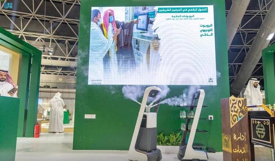 روبورتات الحرمين والحجر الأسود الافتراضي يجذبان زوار معرض خدمات الحج والعمرة