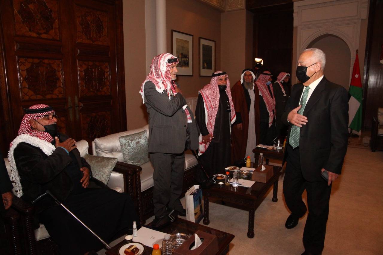  العيسوي يلتقي مجموعة من المصابين العسكريين في معركة الكرامة 