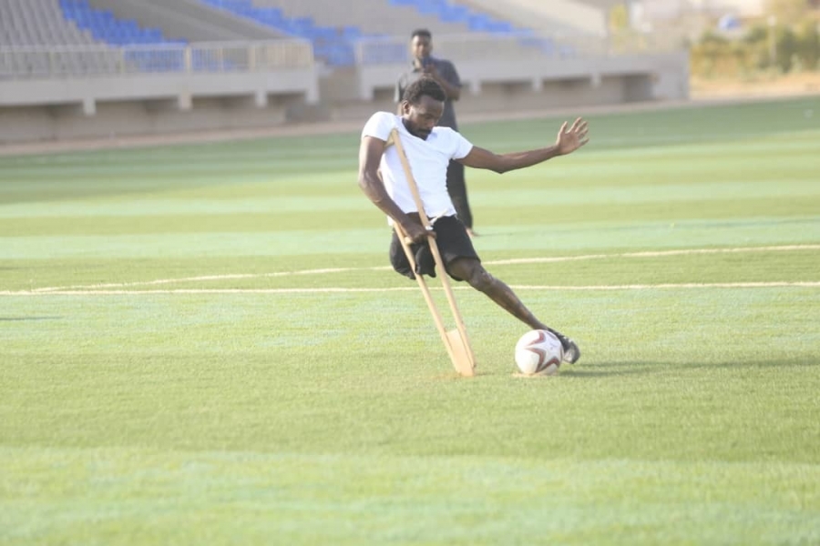 سوداني بساق خشبية يدخل التاريخ بكرة القدم