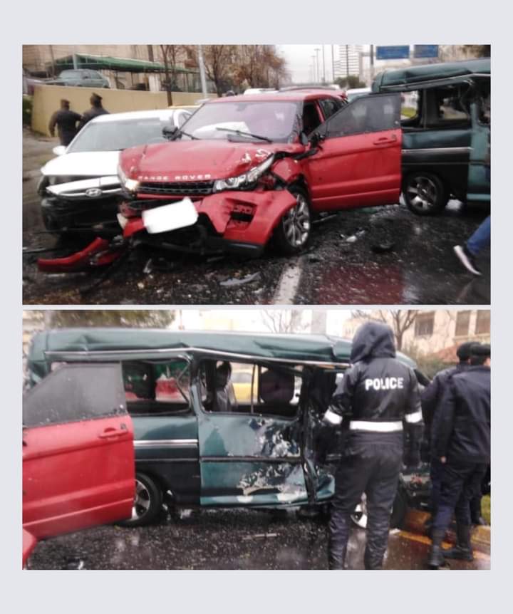 حادث سير بين ثلاث مركبات  على شارع الاستقلال