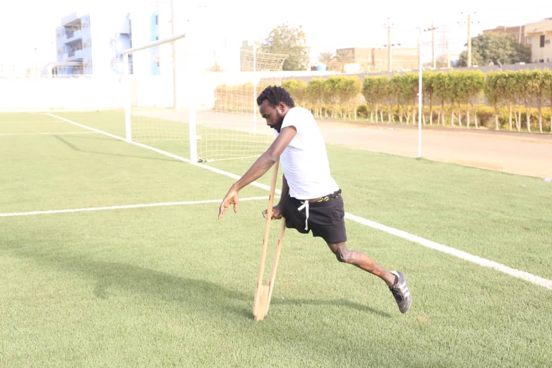 سوداني بساق خشبية يدخل التاريخ بكرة القدم