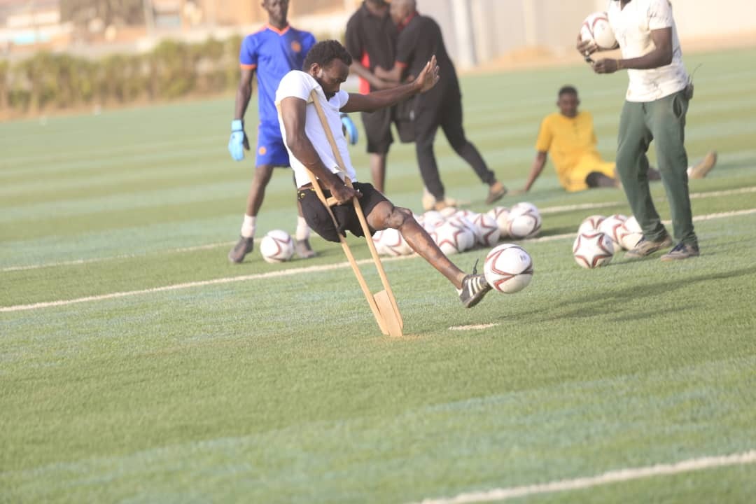 سوداني بساق خشبية يدخل التاريخ بكرة القدم